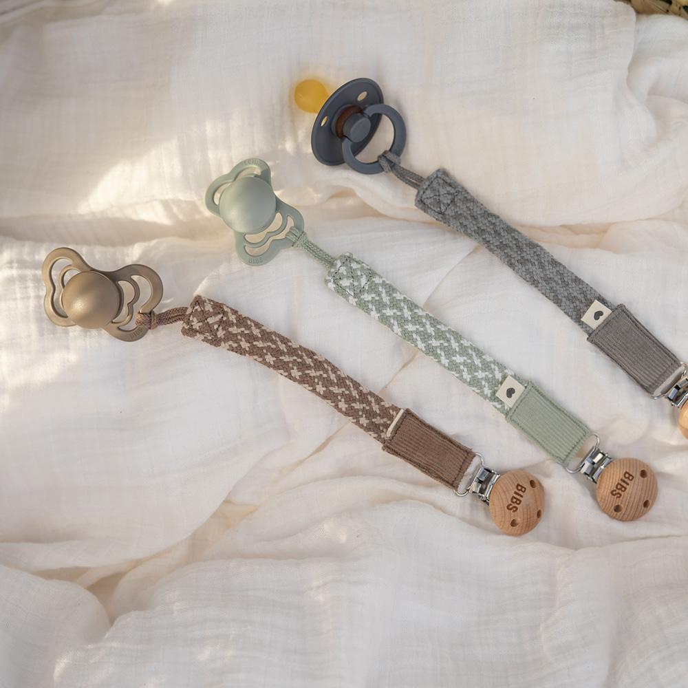 Pacifier Clip Dark Oak/Vanilla