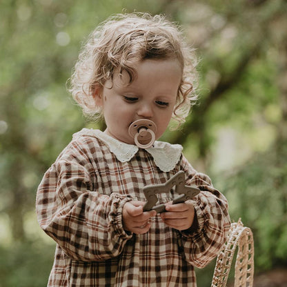 Coeur en bois de chêne foncé pour bébé